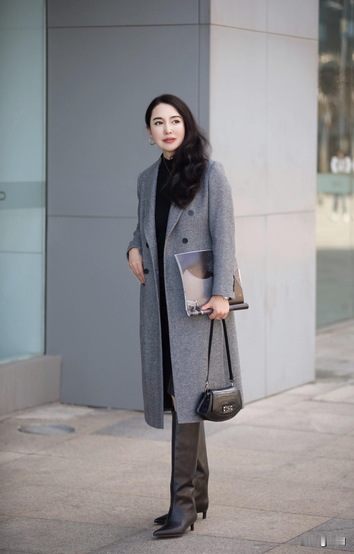 什么样的穿搭可以让人显得很有气质优雅都市风，灰色大衣搭配黑色皮裙，时尚感满分！
