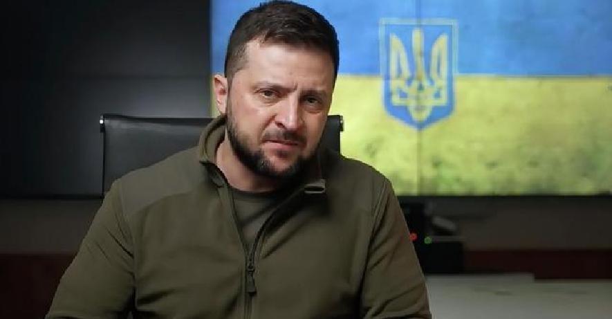 斯塔默刚从内阁出来，就急着给华盛顿拨了电话，语气不重，火气挺大，他怕美俄把事谈成