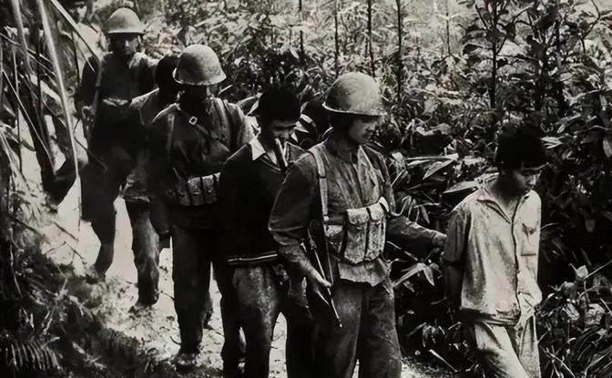 1979年2月，越军突然入侵柬埔寨，柬共外交副总理英萨利劝8名中国外交官赶紧撤离