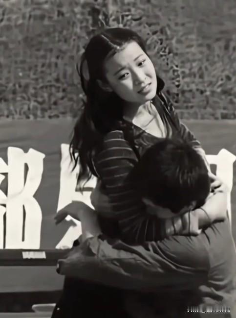 这张老照片看哭了无数国人！这张老照片拍摄于1985年的老山前线，一群热血青