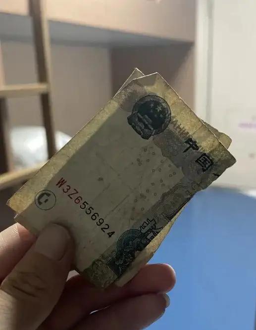 我有种预感，这种事以后还会遇到。昨晚在威海港坐船，想用现金买烤串，对方不