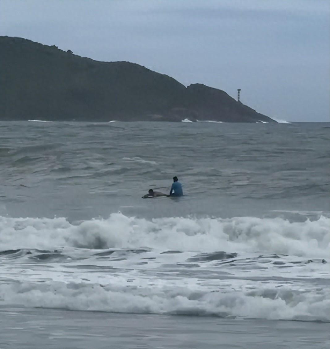太勇敢了！8月23日报道，海南万宁海边，一个孩子被巨浪卷走，离岸一二十米。岸上没