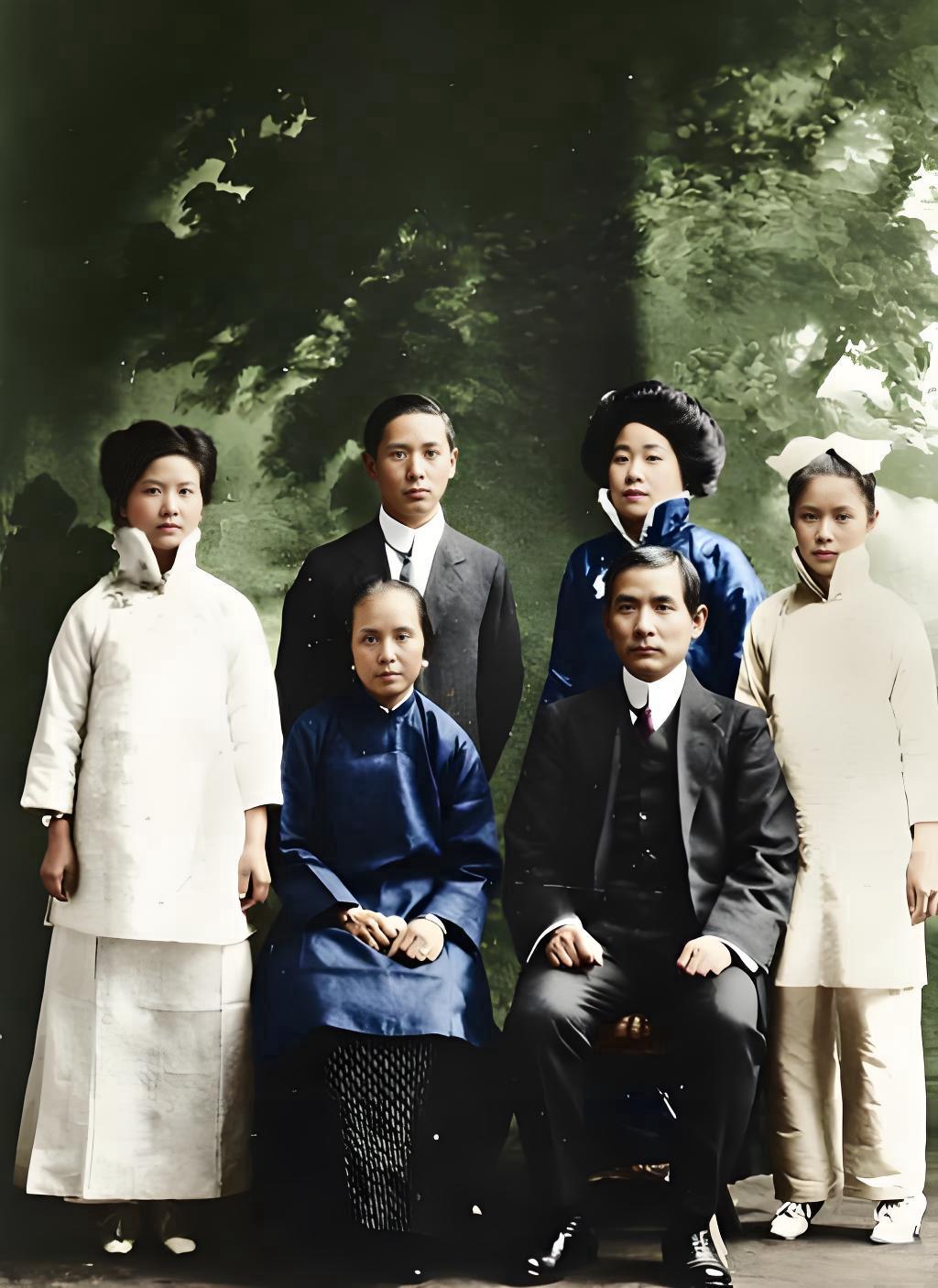 这张拍摄于1912年5月的广州合影，定格了孙中山全家的珍贵瞬间。前排端坐的是原配