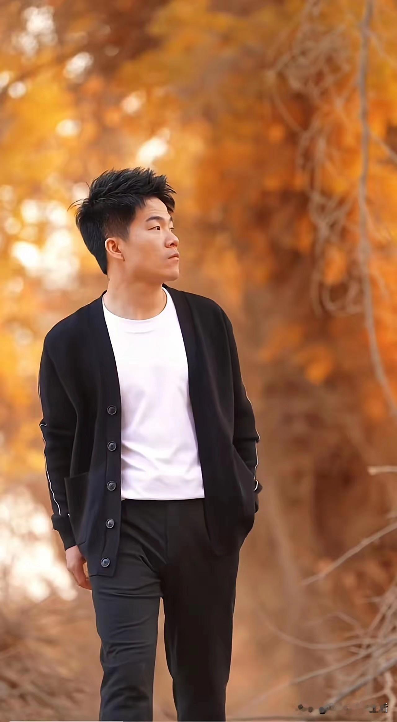 宇辉在杨凌农高会说新疆销售额是5亿，共计800万单。而其他平台数据显示，新疆外场