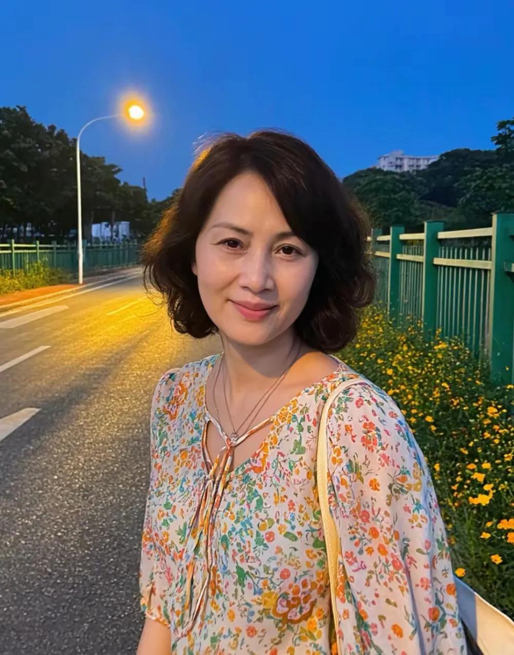 当年瞧不上的穷小子，如今开车跟你算一年能赚多少！我有个同学。以前他追过我。