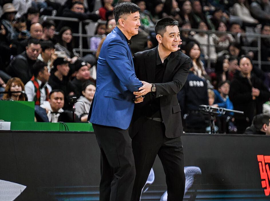 杜锋：杨指导，你觉得广东宏远现阶段该排出什么样的首发阵容啊？？？杨鸣：我一下课