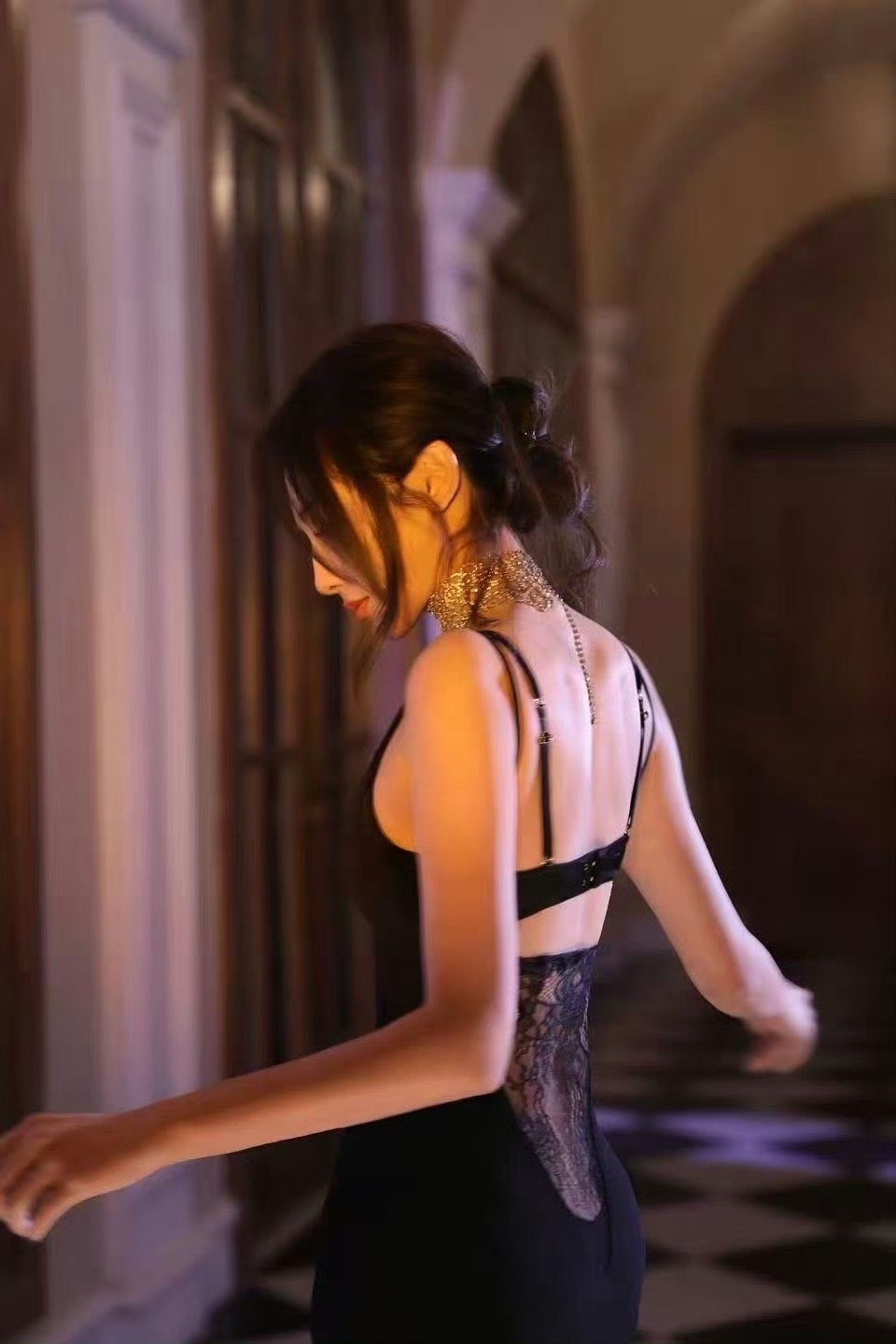 彭小苒这个背不拔罐可惜了这背脊线条也太绝了！直角肩搭配紧致流畅的肌理，没有一丝