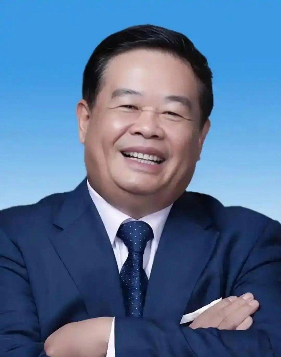 现在再看释永信，有俩人堪称人间清醒。头一个曹德旺，他讲当年去少林寺拜访，释永信