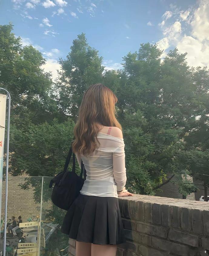 出来玩看到的最漂亮的女生了！​​​