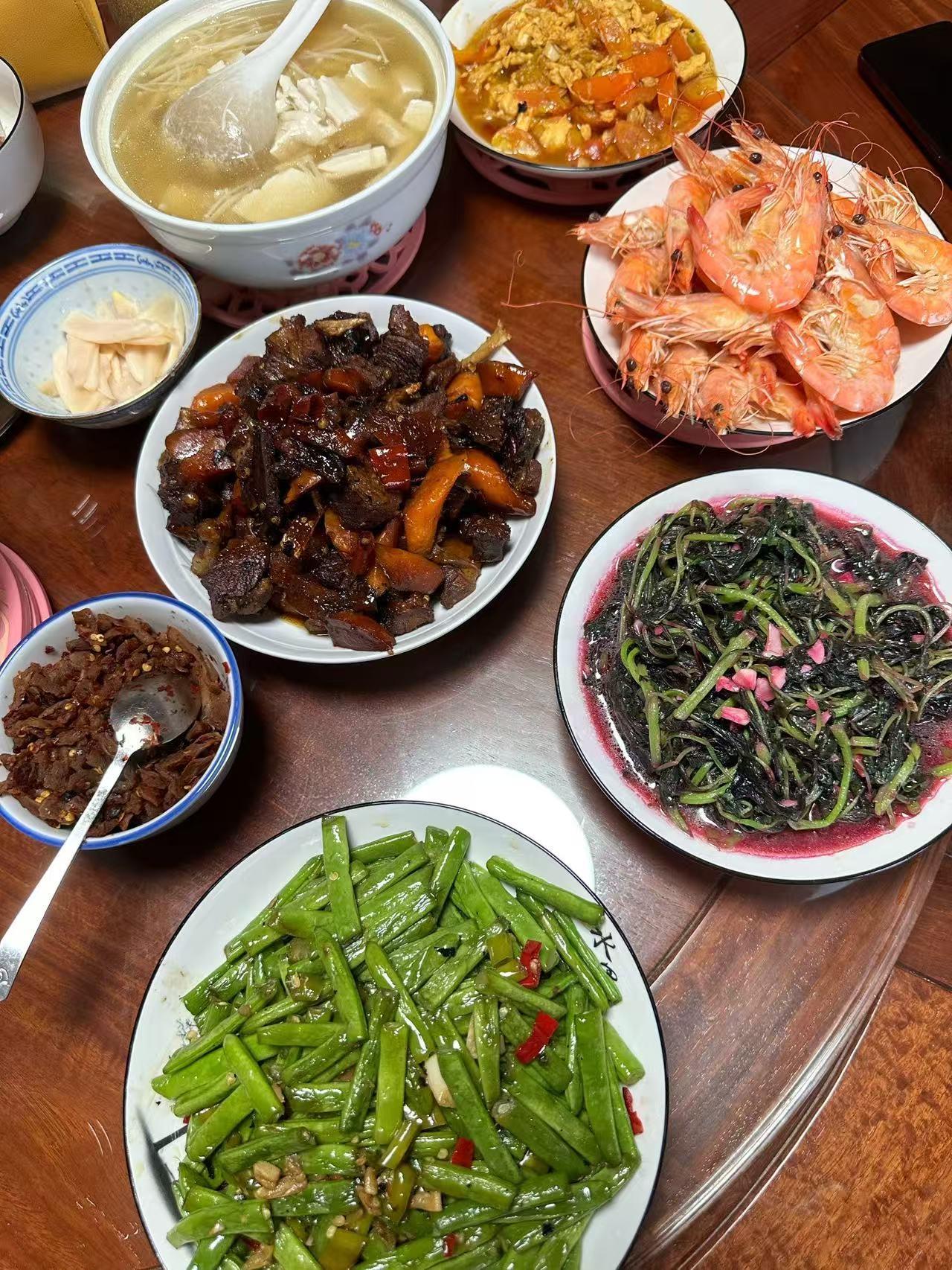 奉劝大家对待客人一定不要太热情元旦女儿一家都来我家了，我做了很多好吃的，炖羊