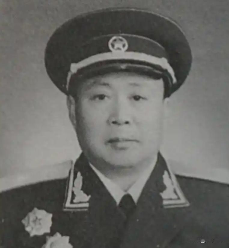 1955年全军大授衔，出现了一个极其反常的特例。在一众开国将帅中，有一位老红军胸
