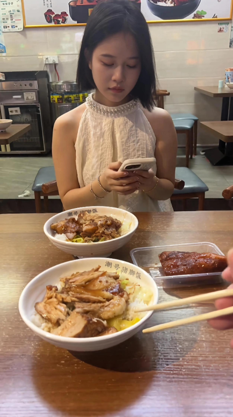 网恋奔现了，请吃饭，好像不喜欢吃。一直玩手机。怎么办