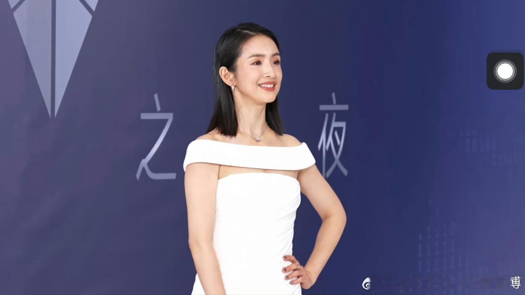 林依晨喻言合照哇塞，恭喜这个小喻言追星林依晨成功啦，在微博上晒了和林依晨姐姐的合