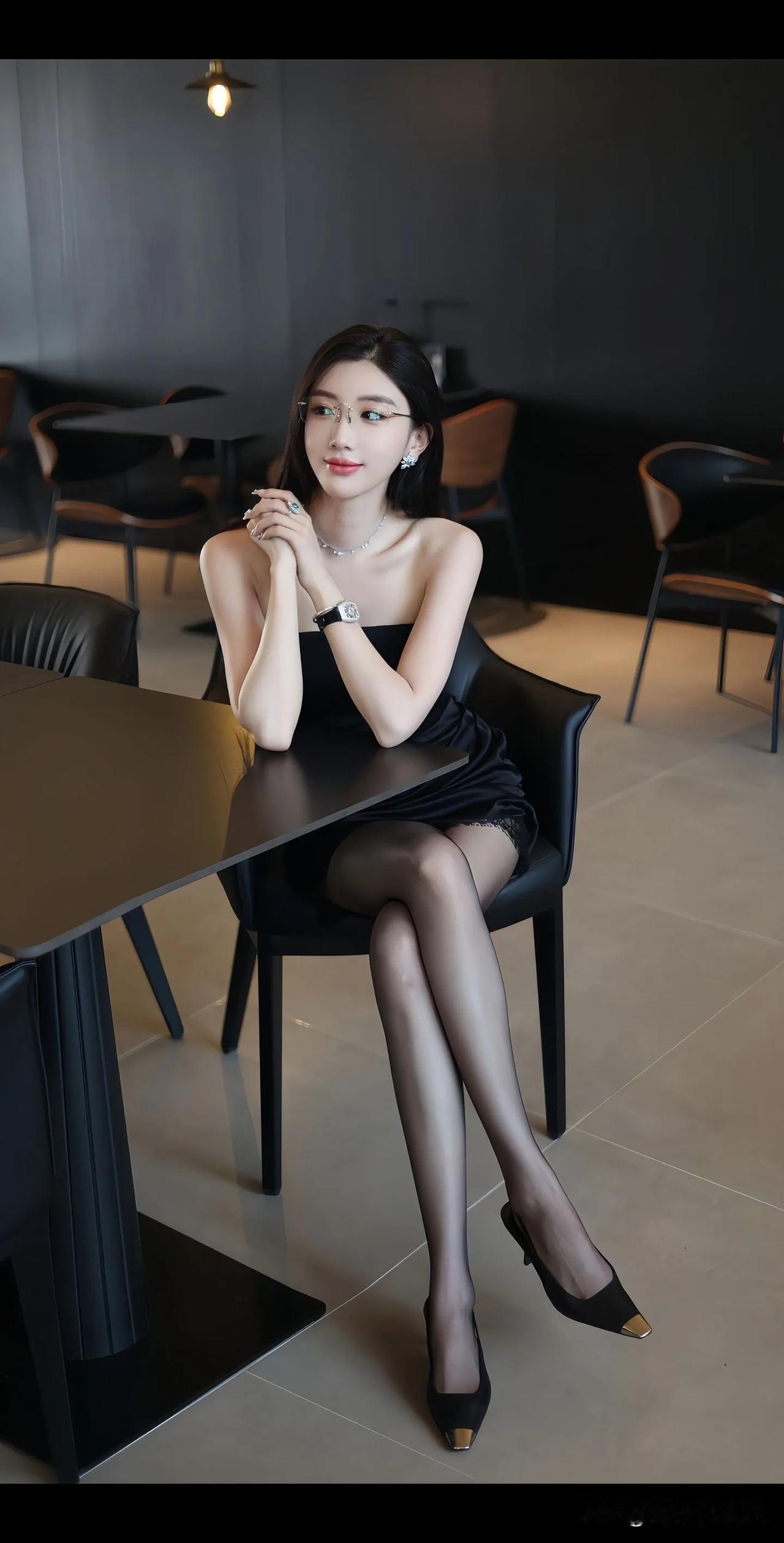 戴上眼镜，也遮不住你拉丝的眼神眼镜系美女