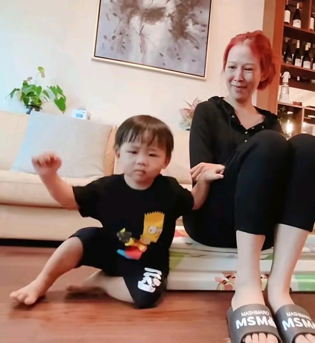 长得像爸爸！这小家伙太可爱了！被妈妈挤下来也不生气蔡少芬都快50岁了