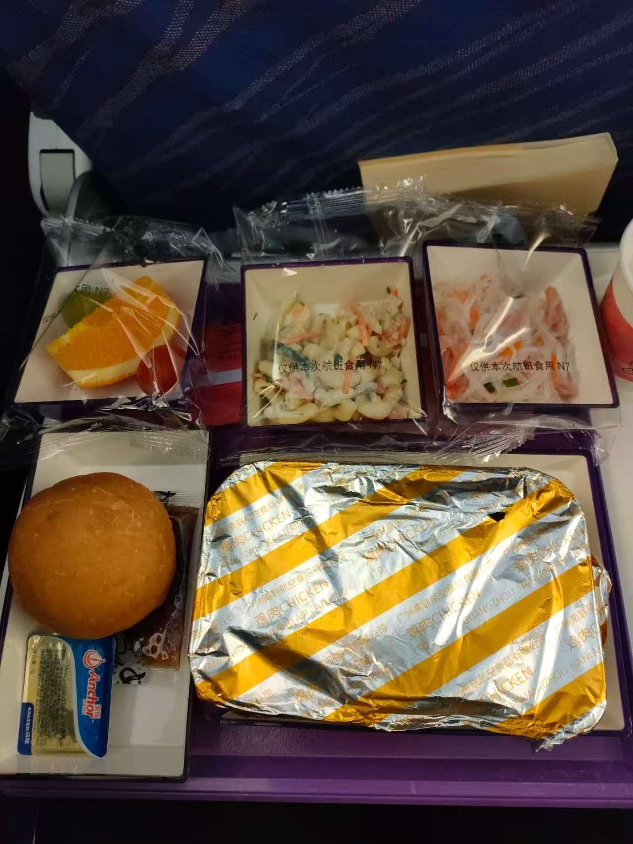 飞机餐一份吃不饱，能不能要两份？这个问题我来回答你，可以！因为今天我坐飞机