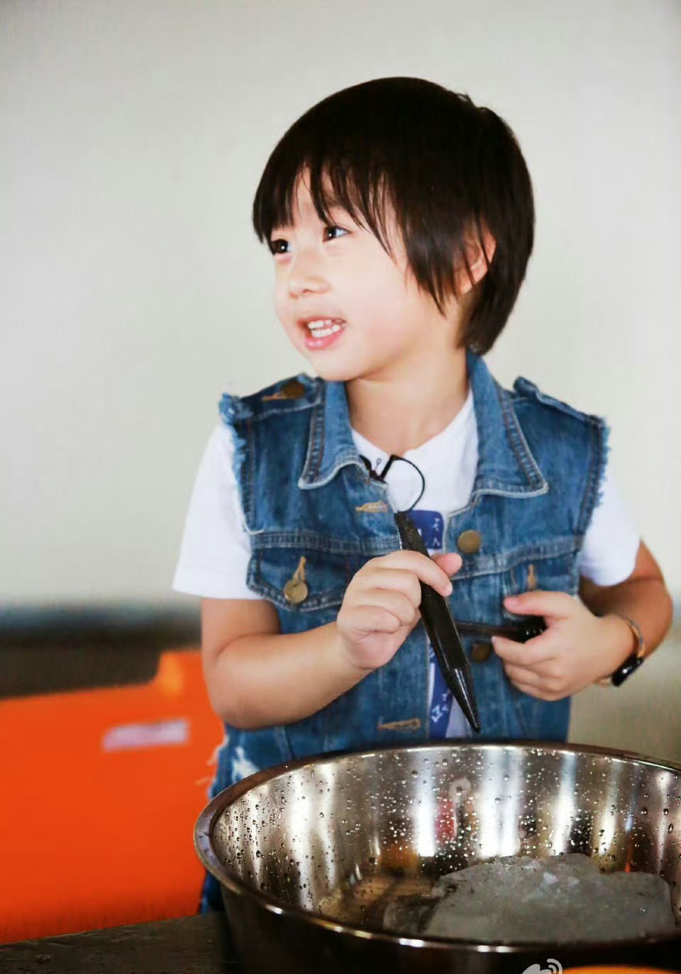 爸爸去哪儿的kimi长大了，看起来和妈妈简直共用一张脸，眉眼像爸爸林志颖，依夕能