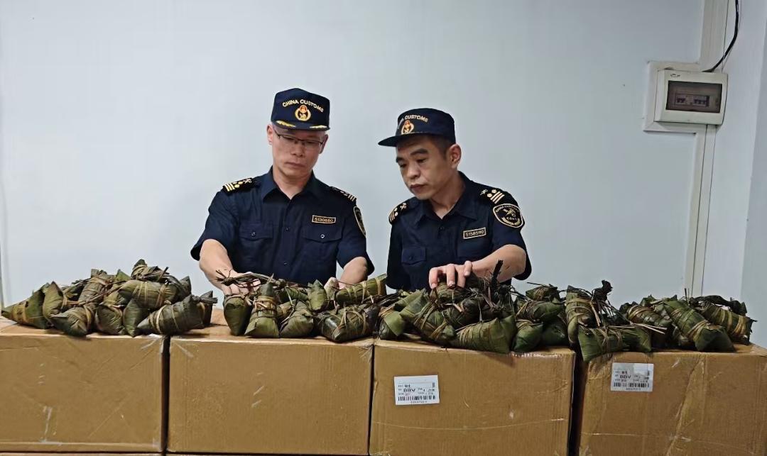 近日，广州海关在跨境电商渠道查获一批夹藏出口的粽子，重1.6吨。这批粽子起初被
