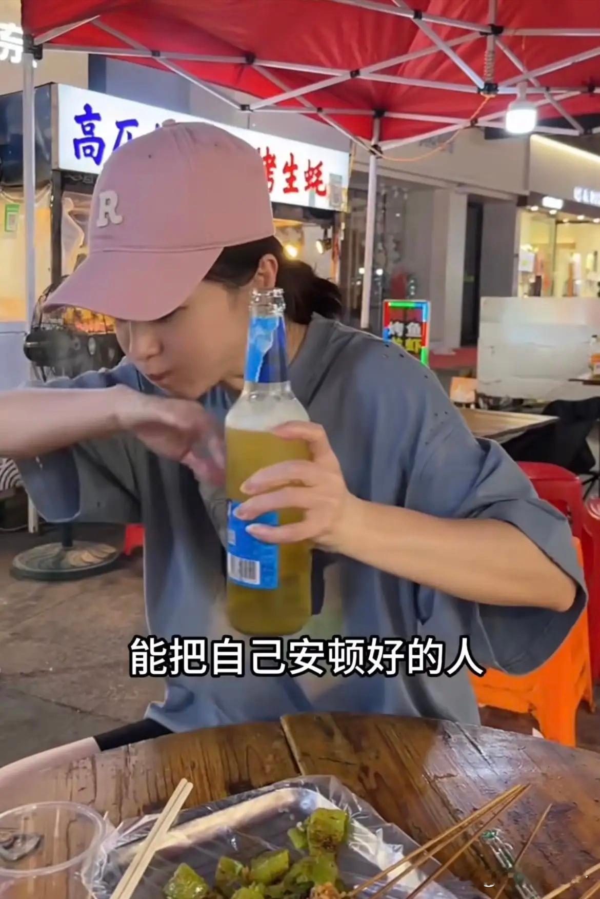 44岁的姚笛，没有结婚，没有生小孩，独自一人在夜市吃烤串，她说这几年终于学会了一