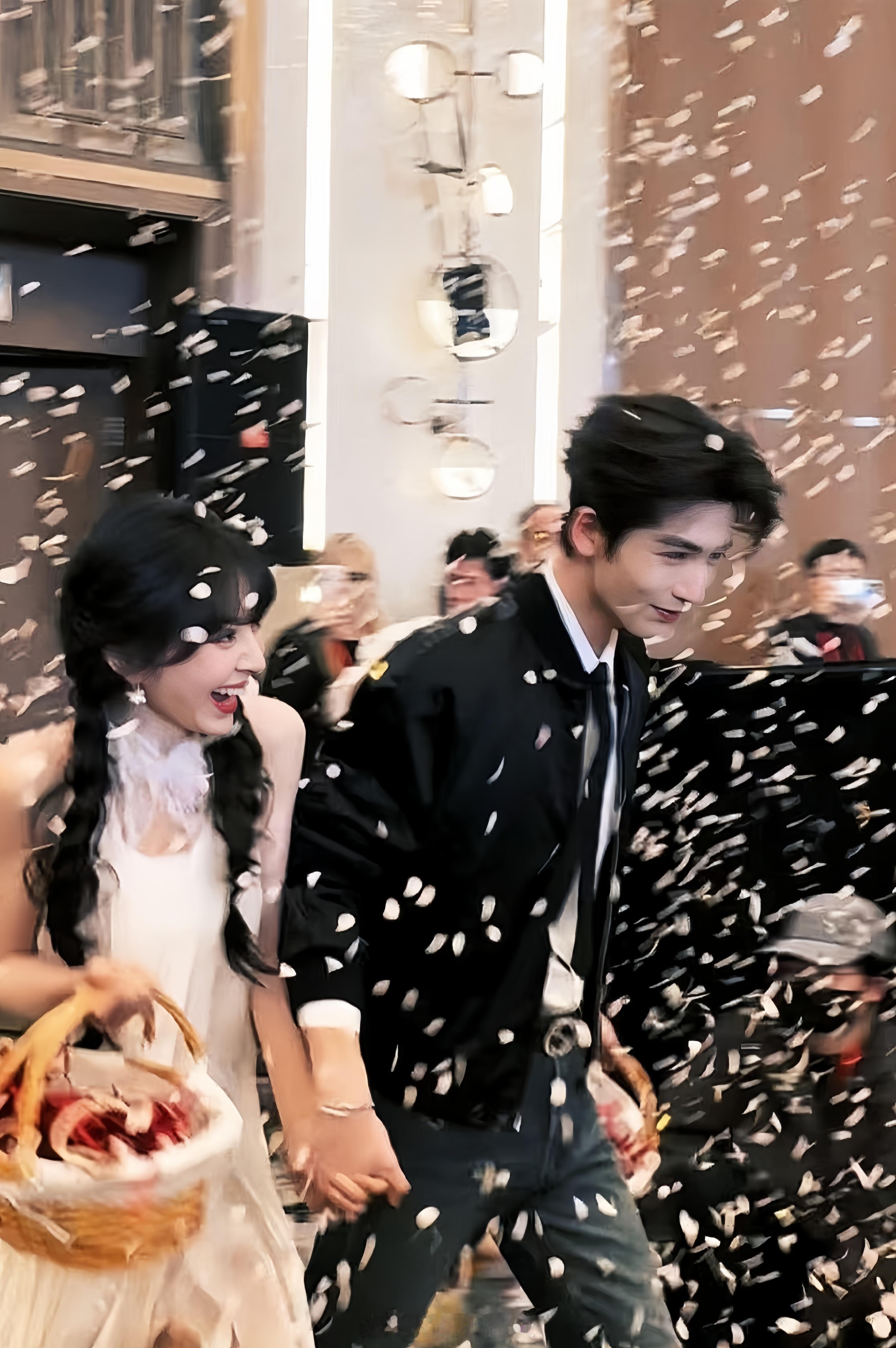 逐玉庆功宴田作之赫合照来了《逐玉》完美收官，最好的谢征和苏倾在庆功宴上重聚。感谢