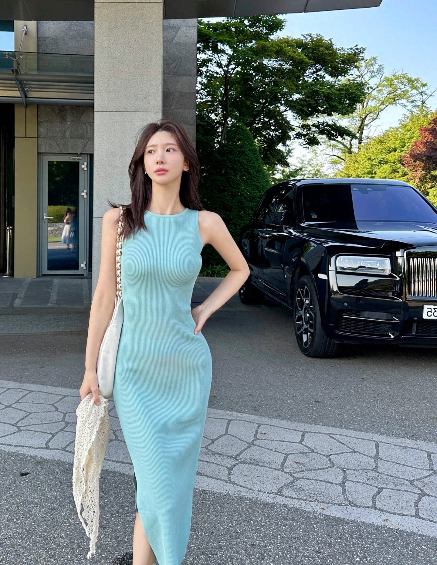 韩系95后气质小姐姐，蕾丝浅蓝无袖长裙，颜值身材双炸街首选