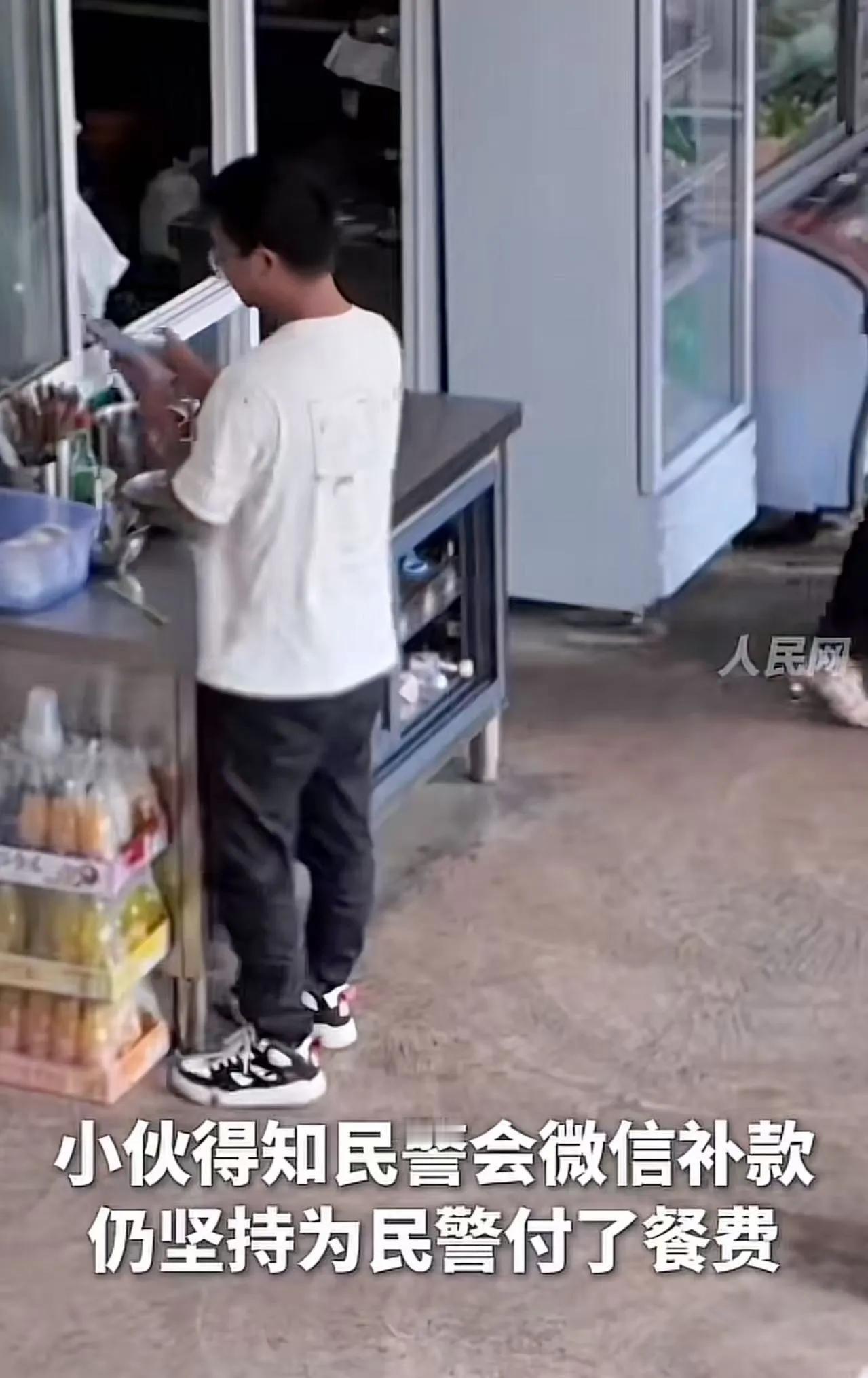 这一刻，警民鱼水情具象化了！云南腾冲，民警面馆吃饭突遇警情，没有买单就跑了。隔壁
