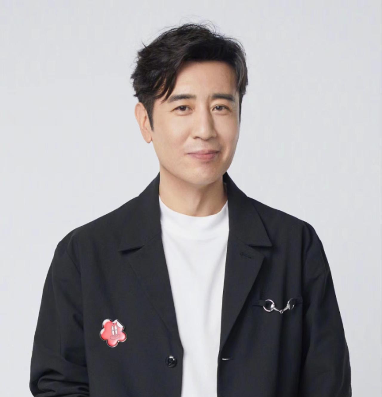 主持人问于和伟：“你和女儿的关系怎么样？”于和伟说：“我女儿根本不搭理我，平时我