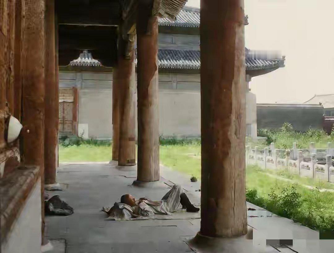 1901年慈禧逃亡西安，一名太监在杂草丛生的紫禁城午休