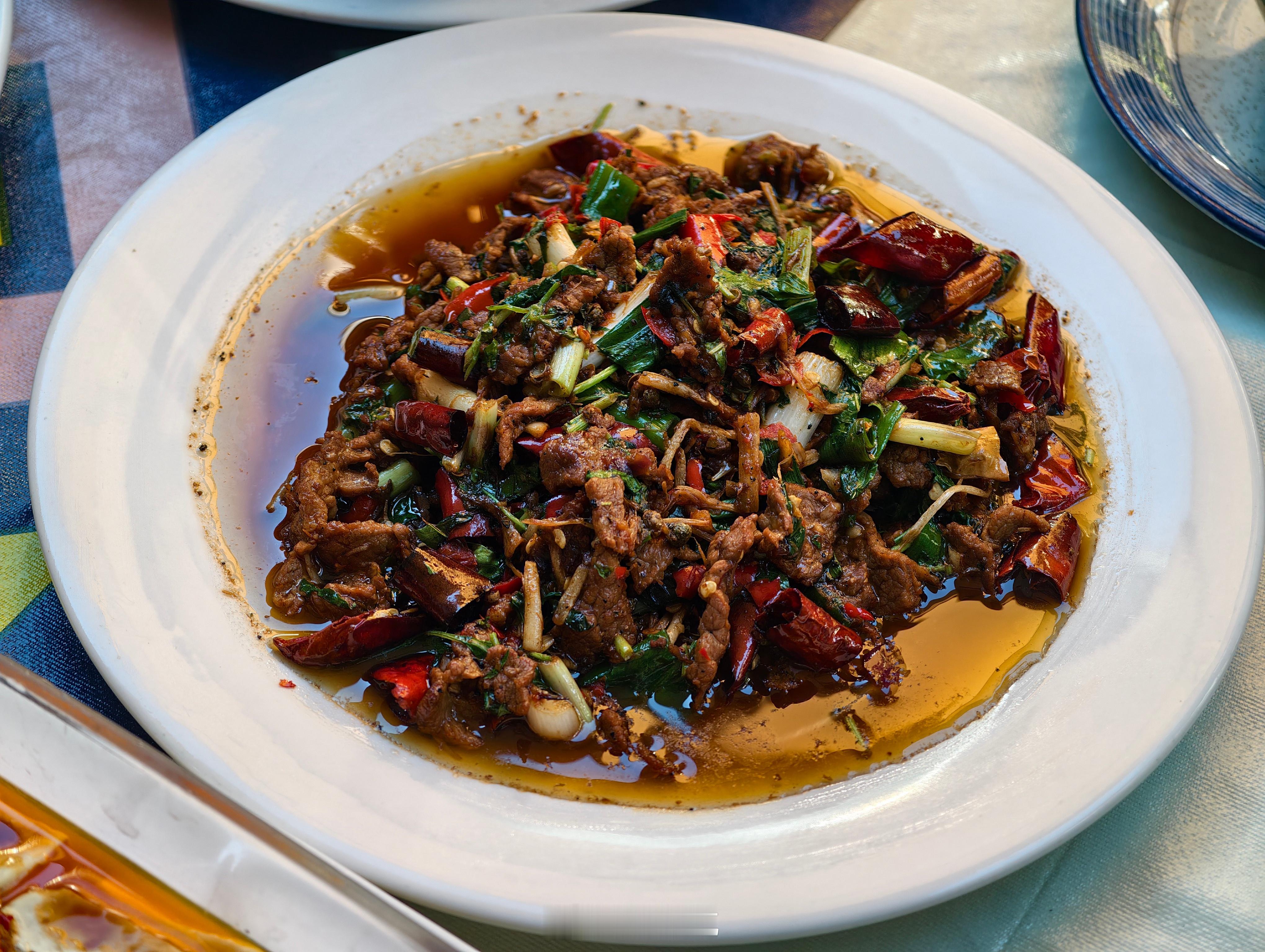 前天晚上刚刚吐槽了特色现在要把这段话部分收回了——换了一家城里的小馆，发现云南