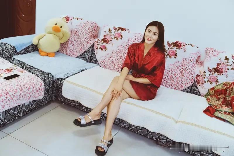 新女婿头一回上门拜访丈母娘，本想着稳稳当当表现一下自己，结果被小姨子调侃的面红耳