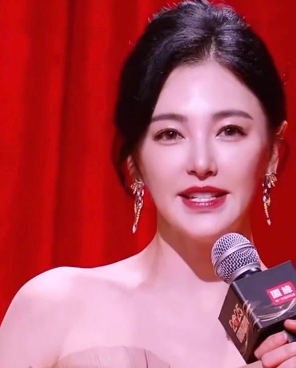 医美受害者又添一位，猜猜她是谁？