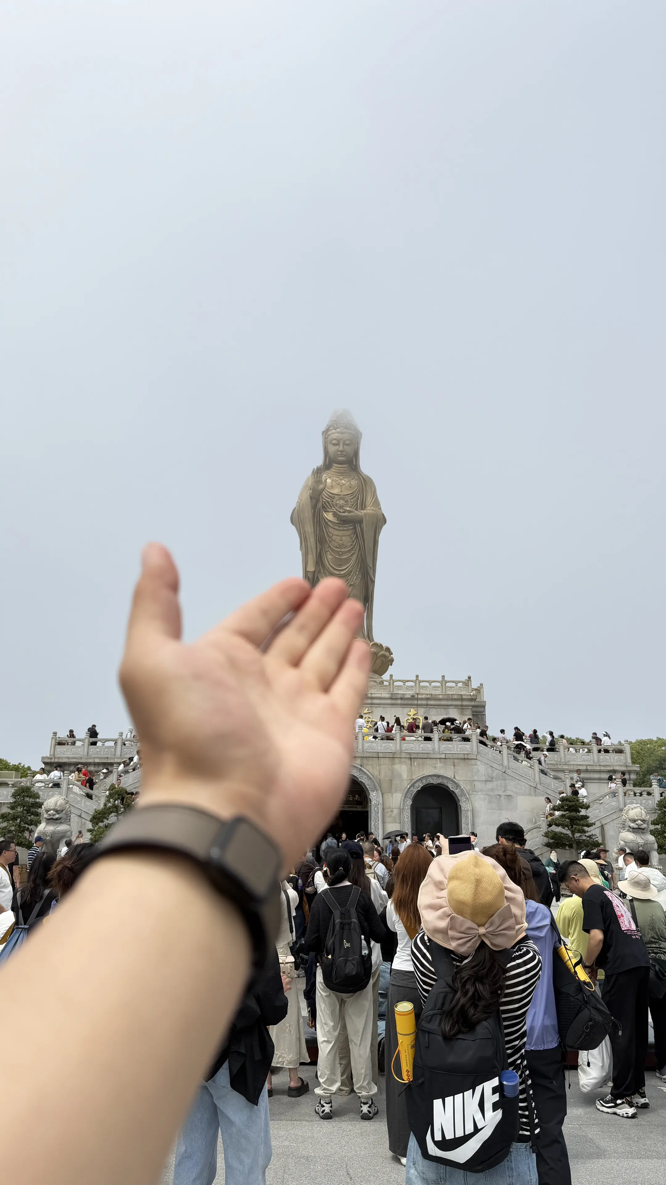听闻菩萨普渡众生，我立于莲台之下轻声问，你可认得我，那个执念太深、难断...
