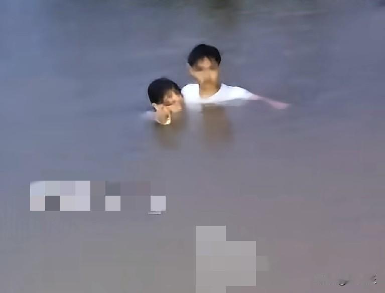 近日，在广西上林县白马浪村，南宁市消防救援支队的消防员在搜救途中，发现一对母子被