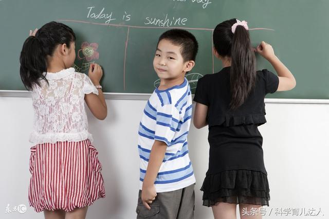 小学老师拍照批评孩子发到家长群, 理由引起家长愤怒, 谁的错?