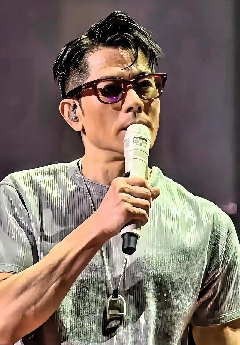 60岁郭富城广州演唱会现场封神！刚跳完3小时全开麦唱跳，气息稳得毫无慌乱，转头对