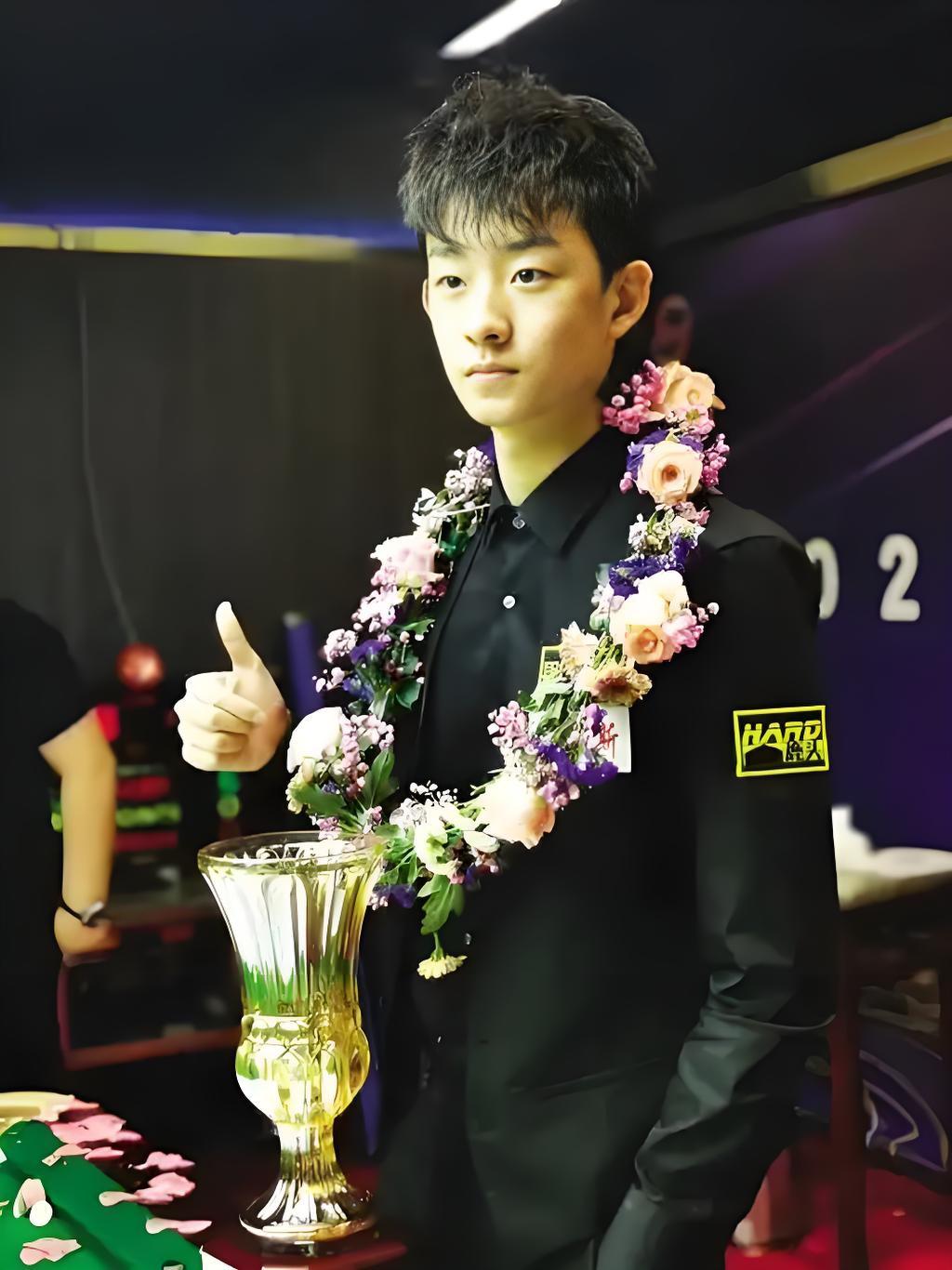 吴宜泽6-4霍尔特！晋级2025英锦赛16强。11月30日晚，英锦赛32进1