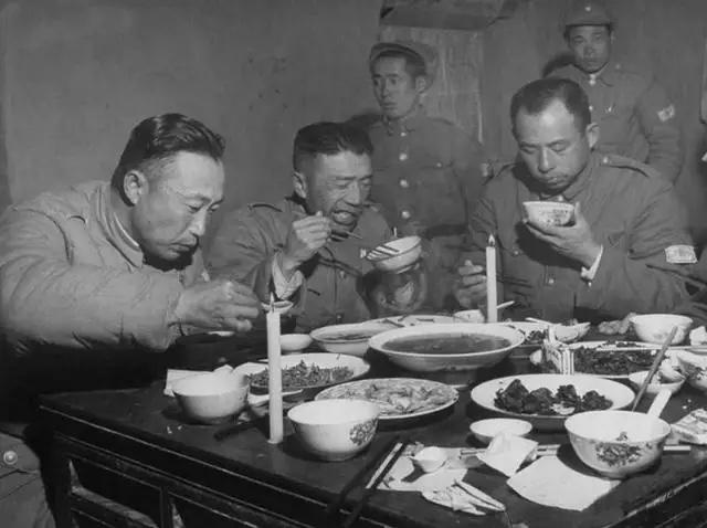 1948年冬，国军第13兵团司令李弥、副司令赵季平、参谋长吴家钰等人点着蜡烛围坐
