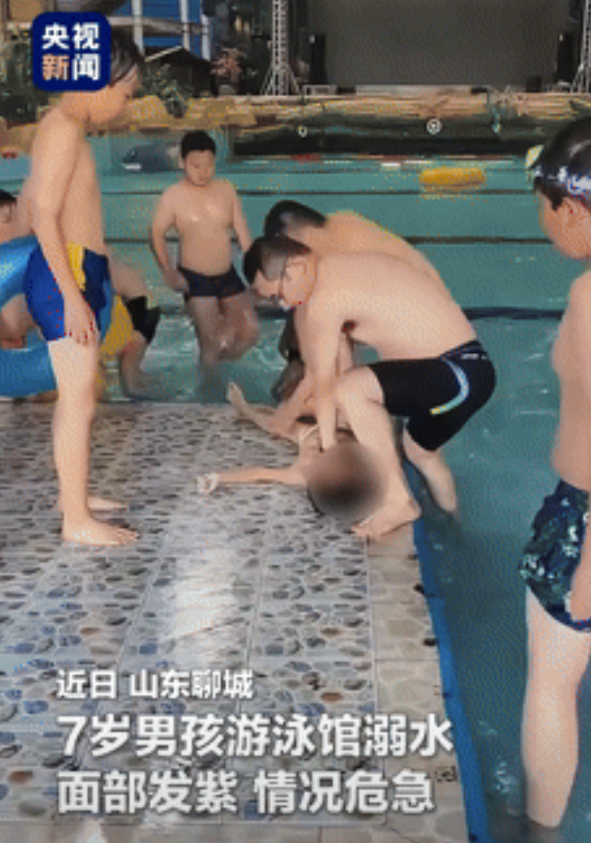 “这个大叔火到央视了！”男童泳池溺水，心跳呼吸全部停止，家长却不现身！不料，两位
