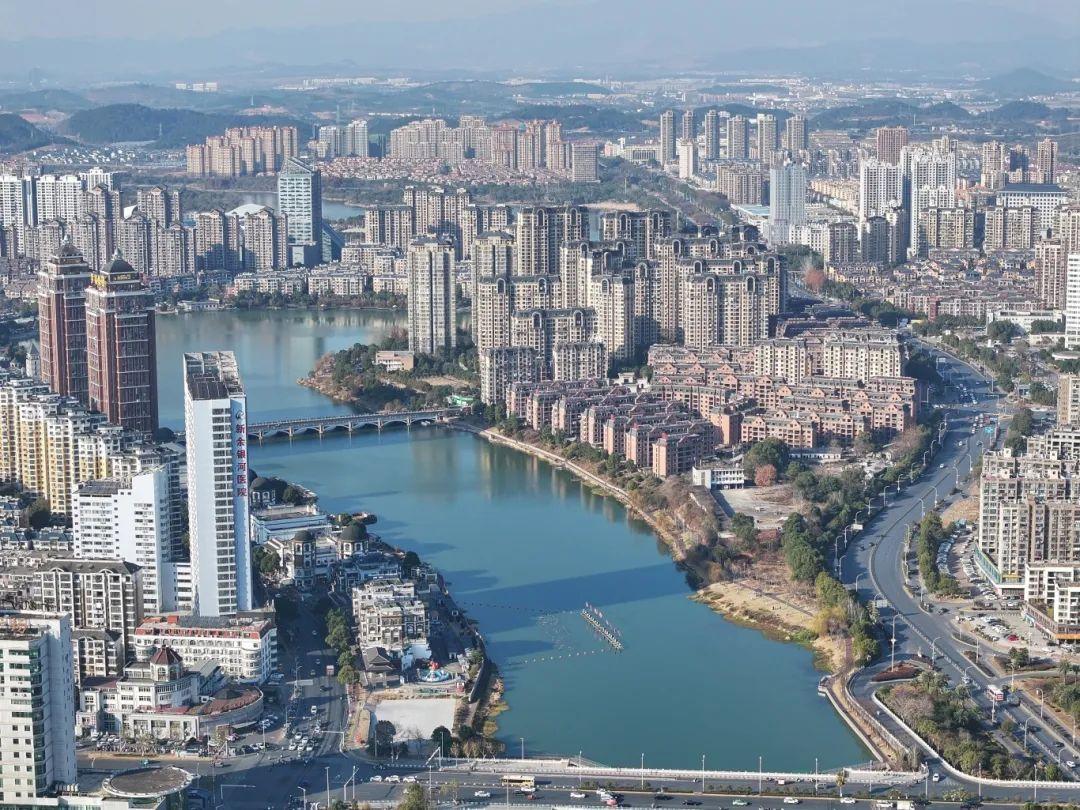 新余不可能成为大城市，这是主客观条件所决定的。一是人口太少，尤其流动人口受限；二