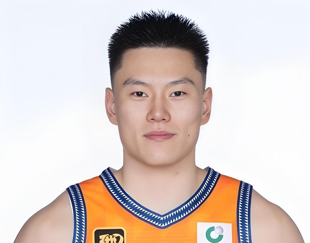 男篮惨败日本，他是中国男篮表现最亮眼的那个人，13个篮板9分，几乎是两双的数据，