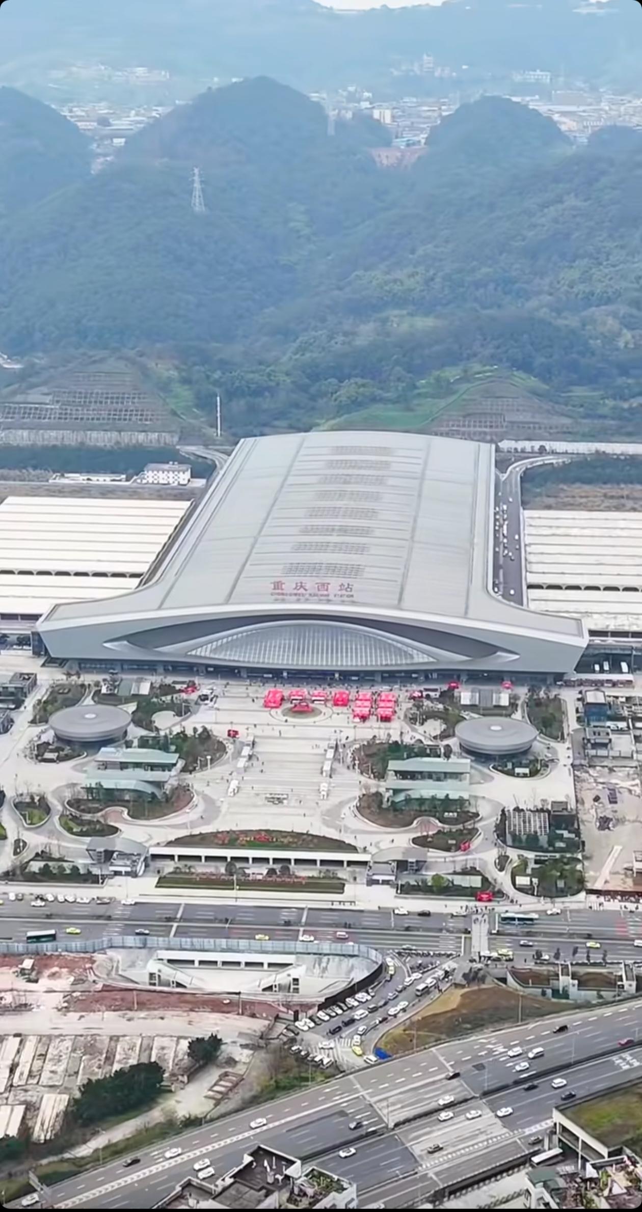 很多人以为西渝高铁要接重庆东站，实际却是接重庆西站，因为总想着西安在重庆的东北角