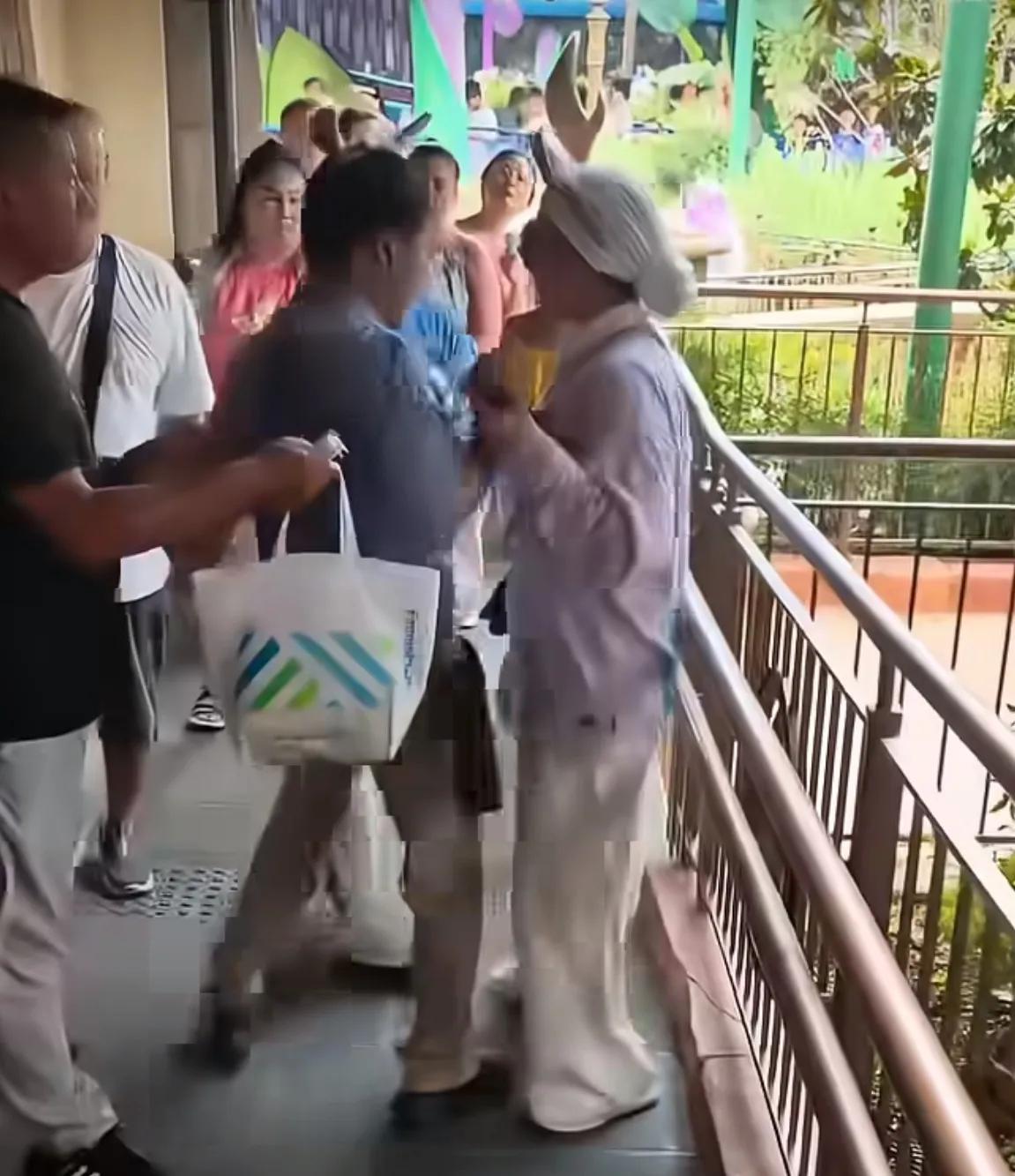 上海迪士尼。两名南亚女子强行插队，工作人员礼貌将她们拦住，她们骂骂咧咧还要往前