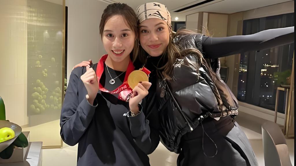 谷爱凌近日在社交平台上分享了一组泰国度假的照片，画面中她与赌王何鸿燊的女儿何超欣