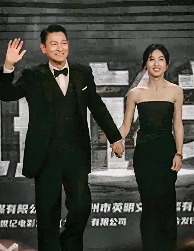刘德华这位“不老男神”如今60多岁了，西装革履，发型丝毫不乱，依旧风采不减当年！