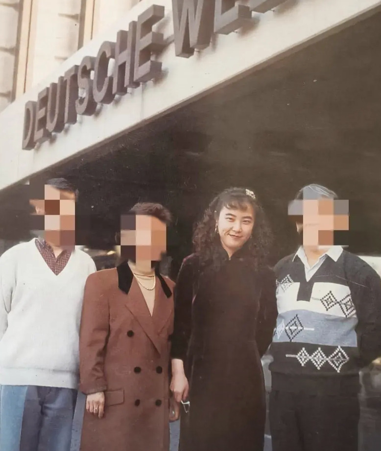 有网友晒出了大约2000年左右的张丹红，也就是李国庆现在的新婚妻子在德国之声做中