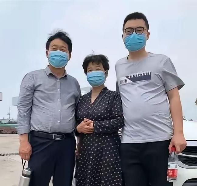 老郭去世郭威没有去送送养父一程，生恩没有养恩大。大人之间的恩怨不能牵扯到下一代。