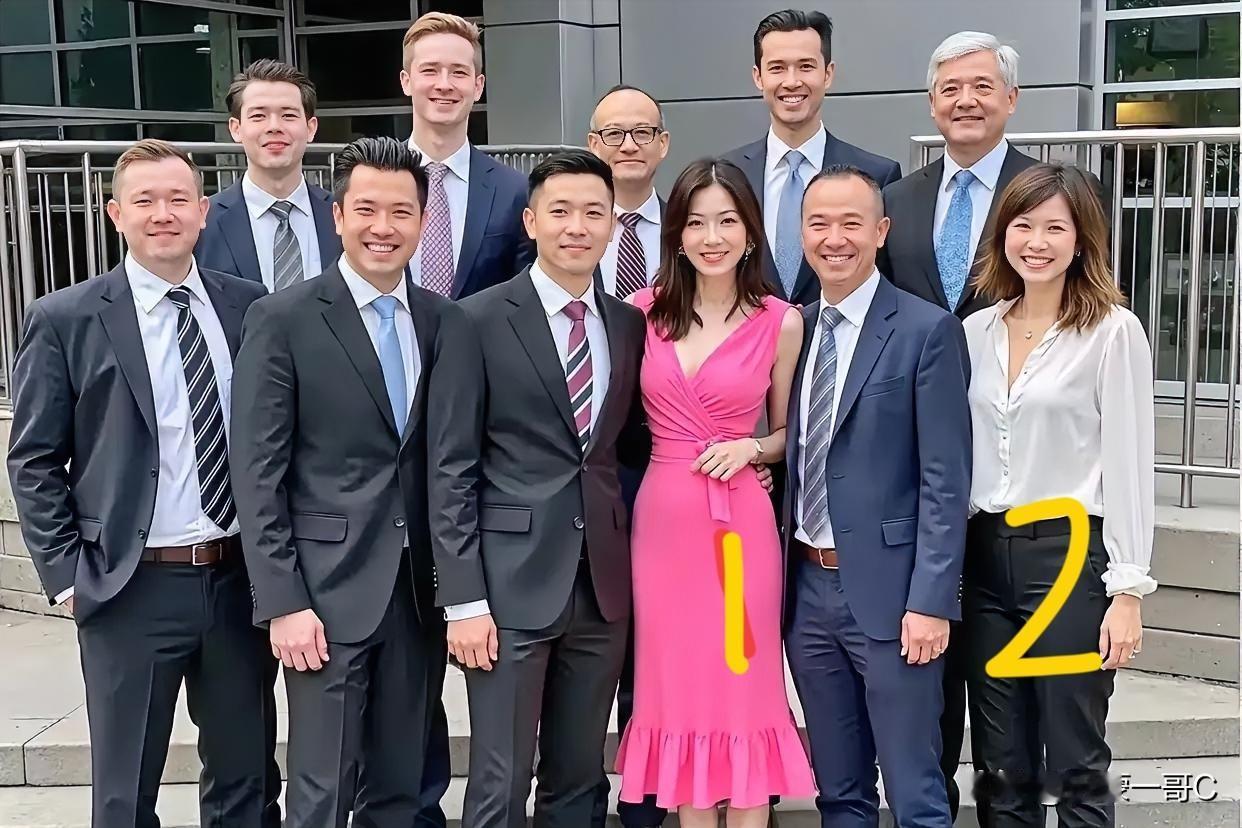 人靠衣服马靠鞍，这句话一点不假！明明是2号美女漂亮，但是她的打扮不艳丽，而一号美