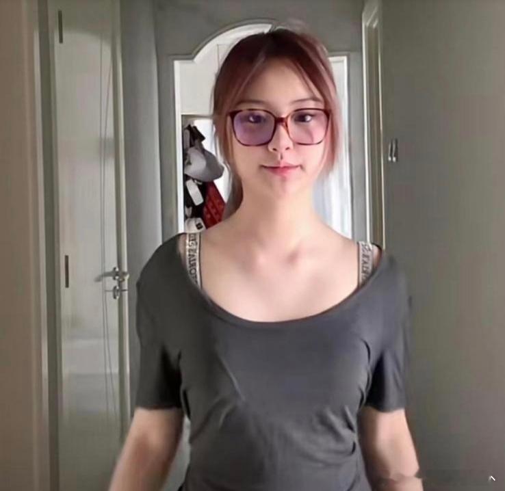 甜馨现在长得和贾乃亮一模一样。