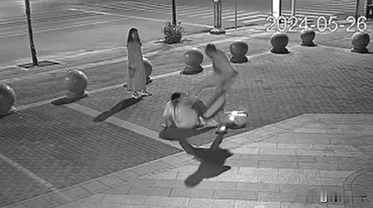 果然不能多管闲事！ 2024年5月26日深夜，山东聊城一个路口，退役武警刘旭