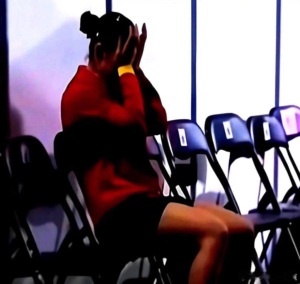 陈梦卫冕了巴黎奥运冠军，但这块金牌拿得真不是滋味。决赛前，在休息室里不知听了什么